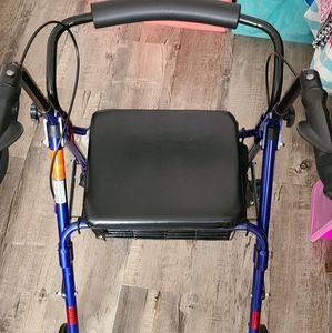 Lightweight rolling walker w/storage